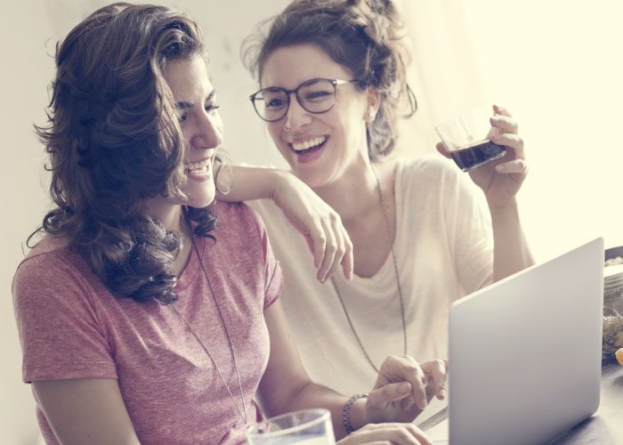 2 women with laptop