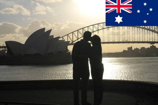 couple kissing in Sydney