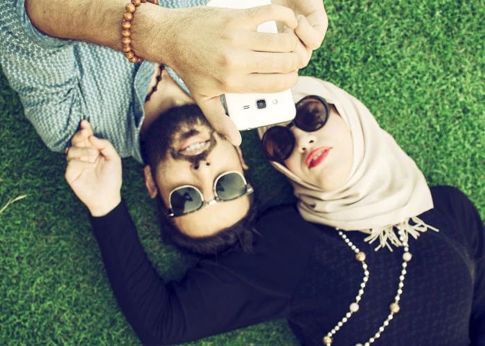 muslim couple takes selfie